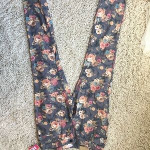 Super funky 🌸 flowered material 👖 jeans!